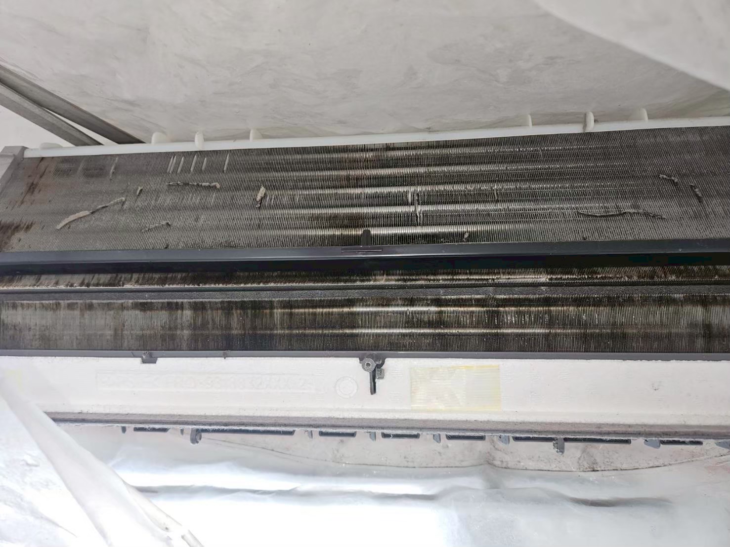 施工前：熱交換器に蓄積した汚れ