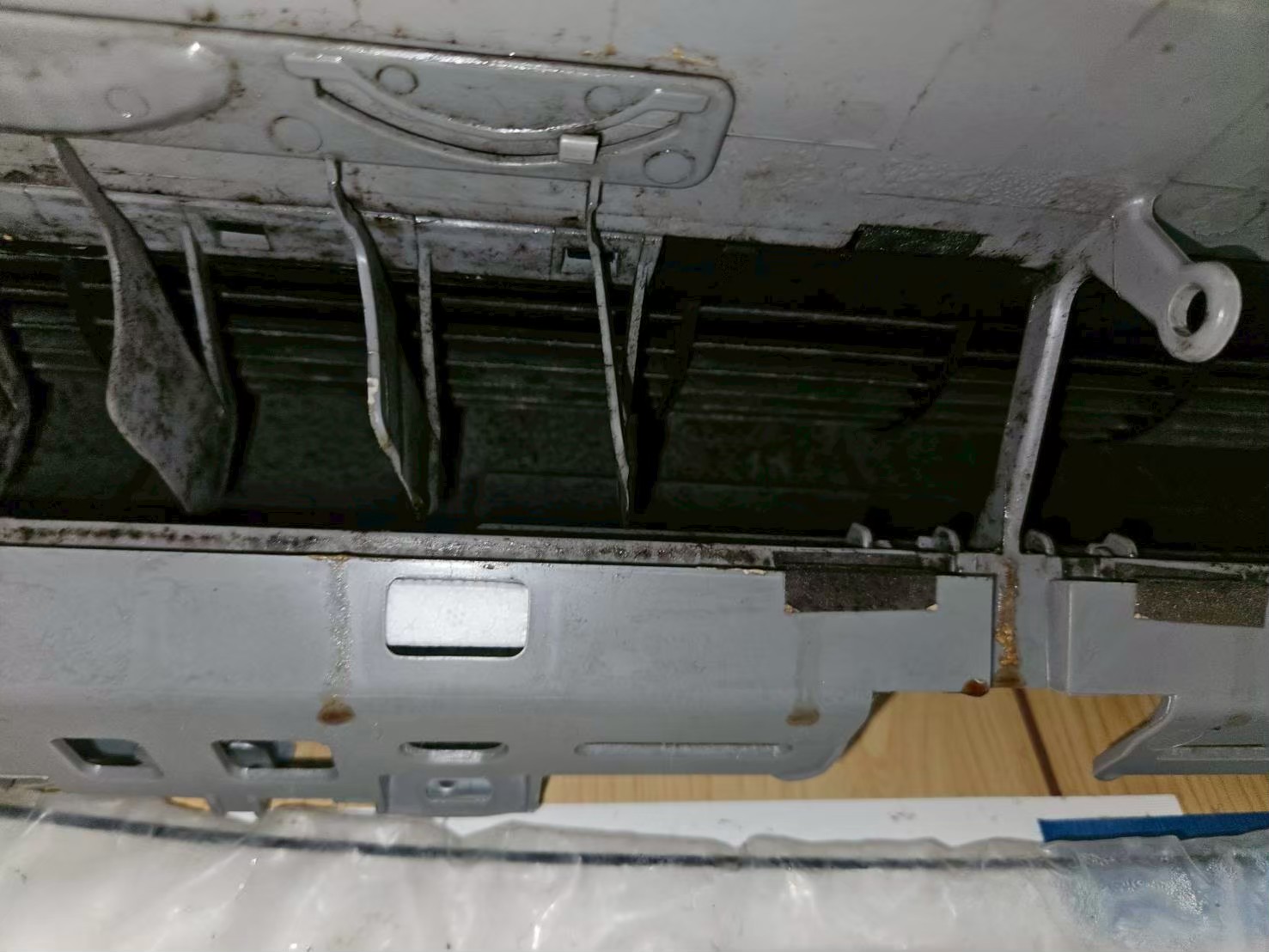 施工前：ルーバー・ドレンパンの黒カビ